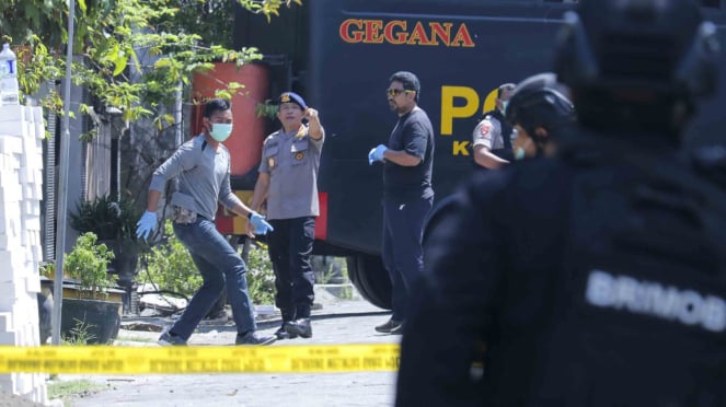 Personel Brimob bersiaga saat dilakukannya penggeledahan oleh Tim Densus 88 di kediaman terduga pelaku bom bunuh diri Polrestabes Surabaya