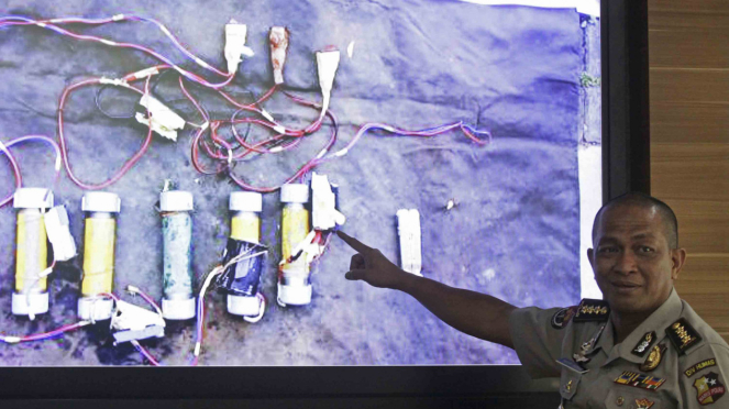 Kabag Pensat Ropenmas Divisi Humas Mabes Polri, Kombes Pol Yusri Yunus menunjukkan barang bukti bom yang digunakan oleh para terduga teroris