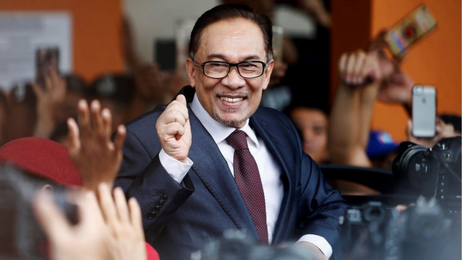 Anwar Ibrahim disambut para pendukungnya. - Reuters