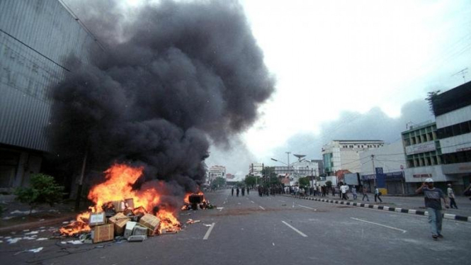 Kerusuhan Mei yang berakhir dengan jatuhnya Presiden Soeharto di tahun 1998.