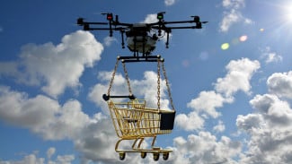 Di Dubai, Ada Bagi-bagi Makan Sahur ke Masjid Pakai Drone