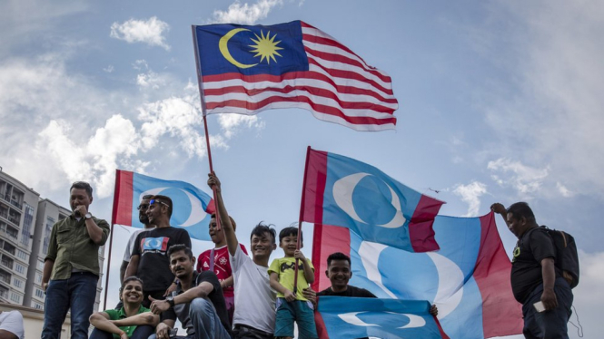 Warga Malaysia mengalami lembaran baru dalam sejarah mereka ketika koalisi Barisan Nasional yang berjaya selama 61 tahun akhirnya ditumbangkan oleh oposisi Pakatan Harapan. - Ulet Ifansasti/Getty Images
