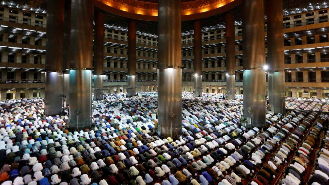 Umat muslim salat tarawih di Masjid Istiqlal