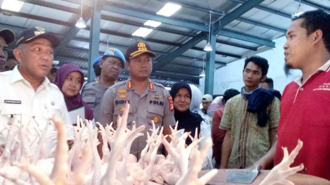 Wali Kota Depok Idris Abdul Shomad (kiri) menginspeksi Pasar Sukatani untuk mengecek harga-harga kebutuhan pokok saat hari pertama Ramadan pada Kamis, 17 Mei 2018.