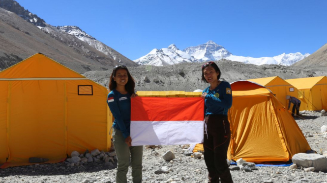 Fransiska dan Mathilda di Puncak Everest