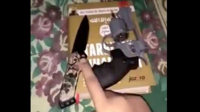Pistol dan pisau yang dipamerkan pria diduga ISIS.