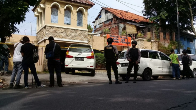 Densus 88 Polri menggeledah rumah di Dukuh Pakis, Sidoarjo