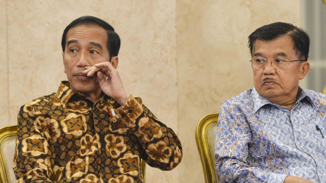 Presiden Joko Widodo (kiri) didampingi Wakil Presiden Jusuf Kalla (kanan) 