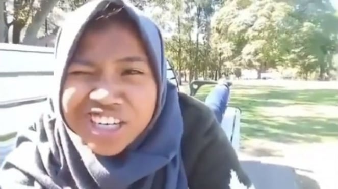 Ekspresi berlebihan cewek hijab saat bernyanyi.