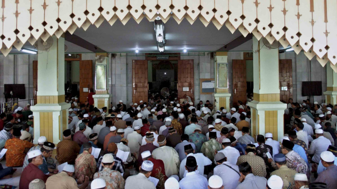 Umat muslim mengikuti pengajian Ramadan di Masjid Agung Kauman, Semarang