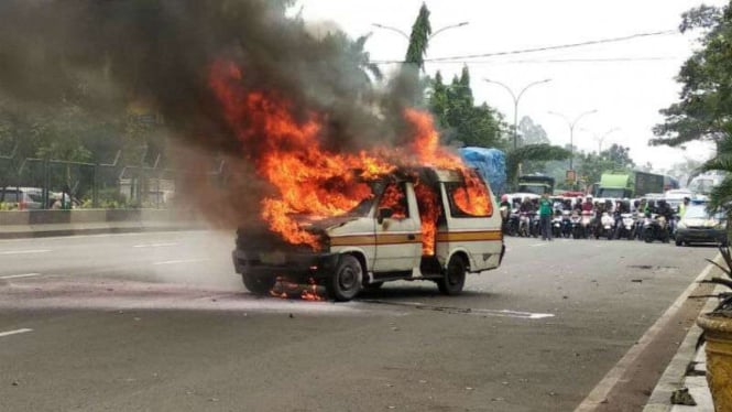 Angkot meledak dan terbakar