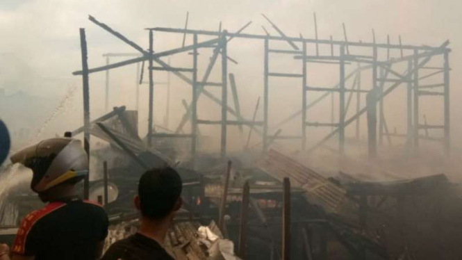 Kebakaran menghanguskan permukiman padat penduduk di Kelurahan 15 Ulu, Kecamatan Jakabaring, Palembang, Sumatra Selatan, pada Kamis, 17 Mei 2018.