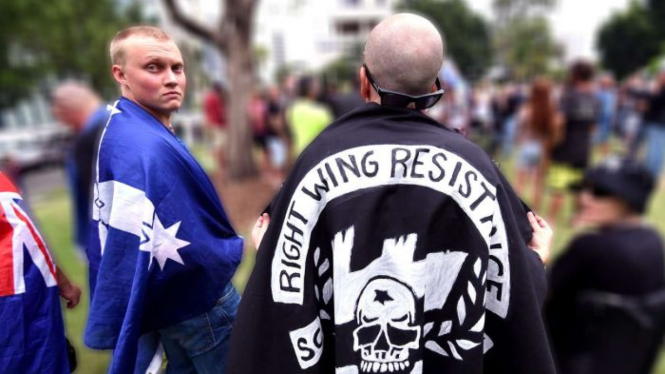 Ethan Tilling pada unjuk rasa Reclaim Australia bersama anggota Right Wing Resistance, 22 November 2015.