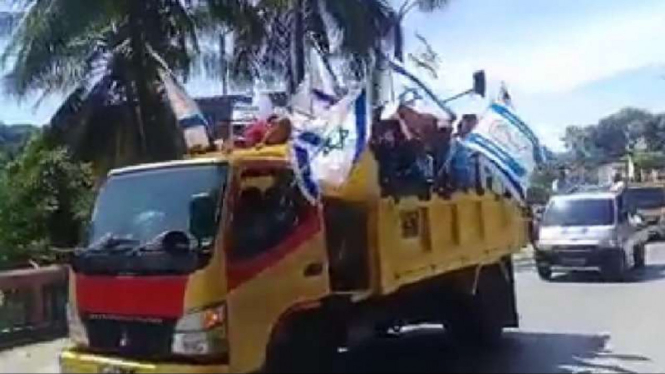 Serombongan orang bawa bendera Israel di Papua