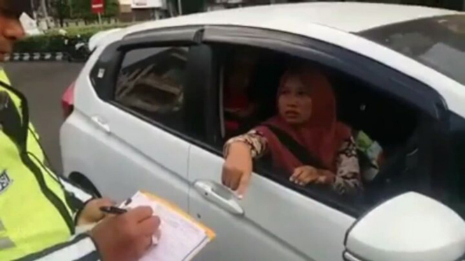 Ibu pengemudi mobil marah saat ditilang polisi