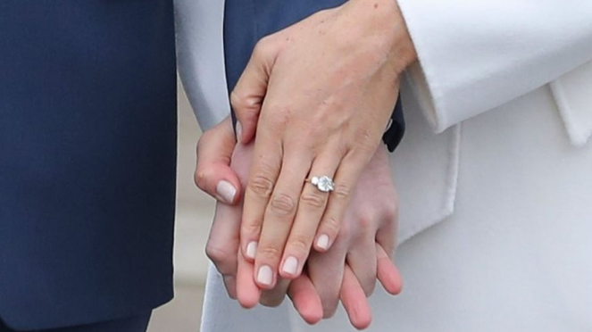 Dua berlian pada cincin pertunangan Meghan Markle berasal dari perhiasan Lady Diana. - AFP / Getty Images