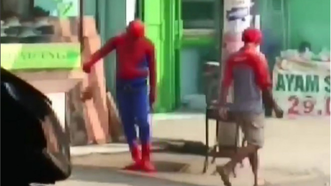 Penjual berkostum Spiderman.