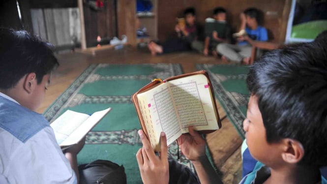 Sejumlah siswa membaca kitab suci Alquran saat Ramadan Camp di Sekolah Alam Bukit Siguntang Palembang