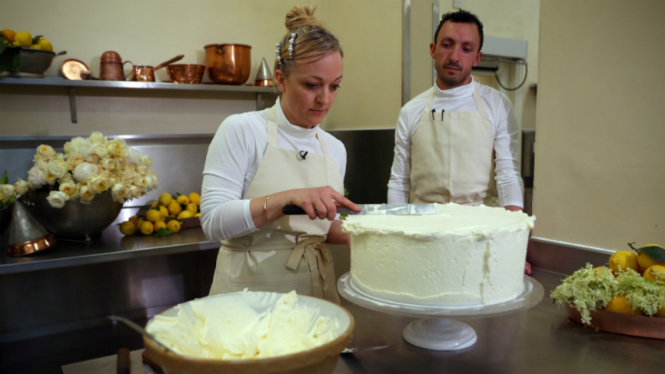 Proses pembuatan kue pengantin Pangeran Harry dan Meghan Markle.