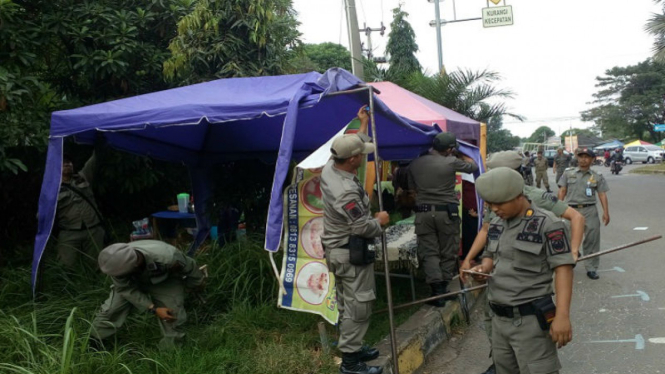 Satpol PP menggusur lapak takjil di Grand Depok City 