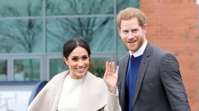 Pangeran Harry (kanan) menjelang pernikahannya dengan Meghan Markle (kiri)