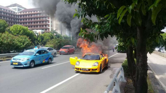 Mobil sport terbakar di Slipi.
