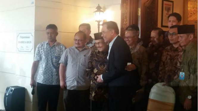 Anwar Ibrahim datang ke kediaman BJ Habibie