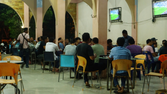 Pengunjung warung kopi di Banda Aceh, yang ramai dikunjungi seusai salat tarawih