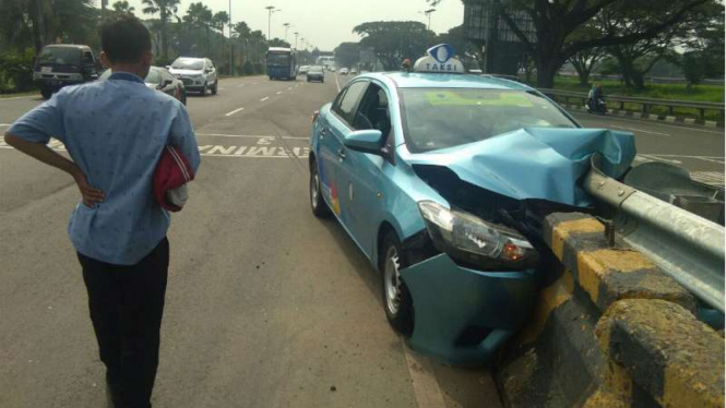 Taksi menabrak separator jalan di kawasan bandara Soetta