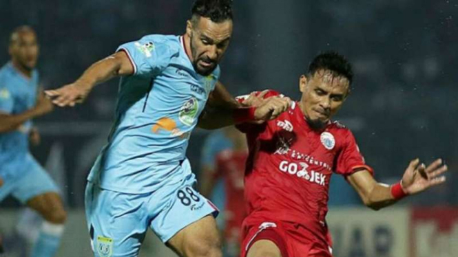 Duel Persela Lamongan vs Persija Jakarta.