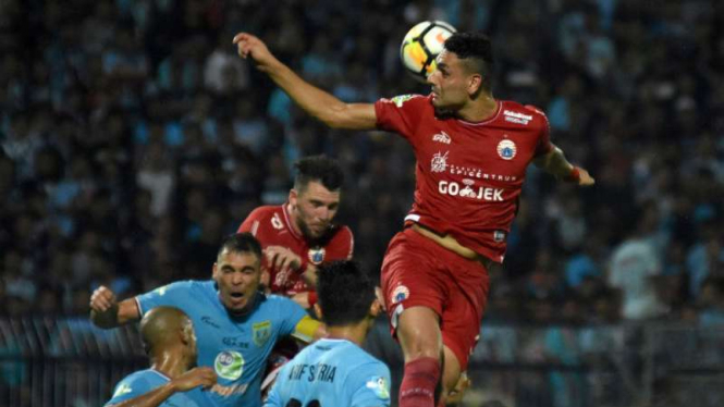 Duel Persela Lamongan vs Persija Jakarta.