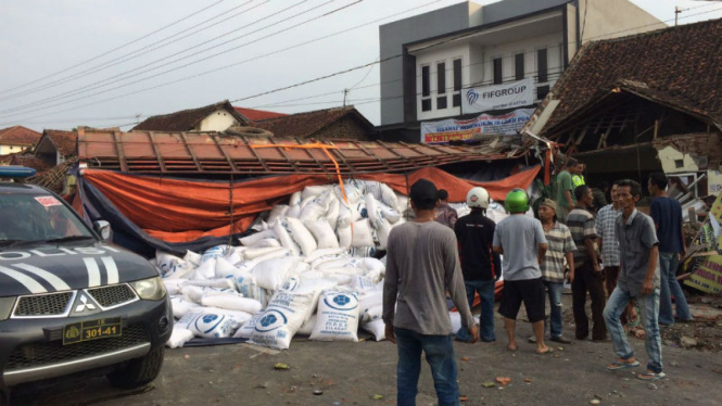 Tronton tabrak rumah di Bumiayu