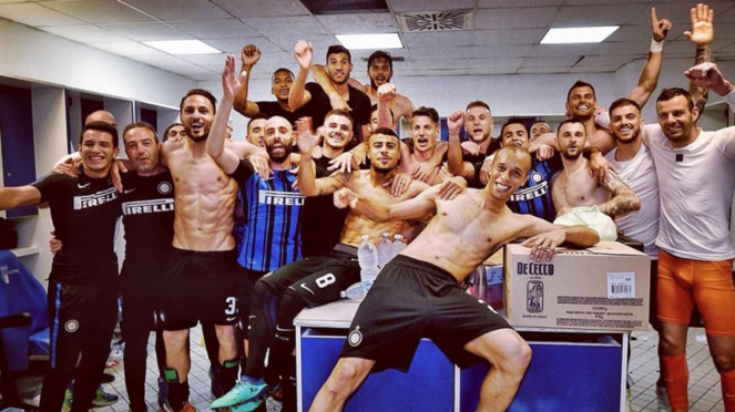 Para pemain Inter Milan berpesta di ruang ganti