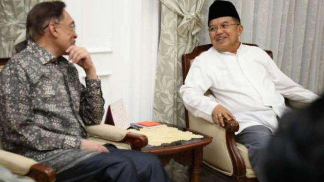 Wakil Presiden Jusuf Kalla dan Anwar Ibrahim.