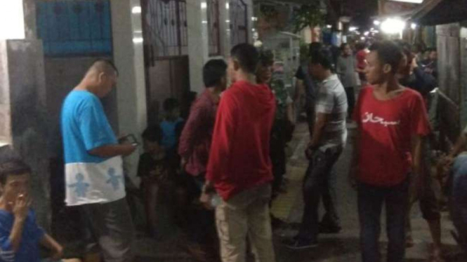 Suasana penggerebekan terduga teroris di Surabaya.