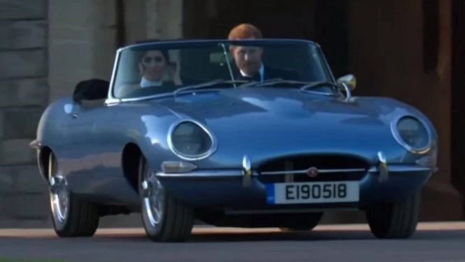 Pangeran Harry dan Meghan Markle mengendarai Jaguar listrik