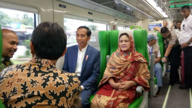 Presiden Joko Widodo dan Ibu Negara menjajal kereta khusus rute Bandara Minangkabau bernama Minangkabau Ekspres di Padang, Sumatra Barat, pada Senin pagi, 21 Mei 2018.