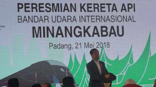 Presiden Joko Widodo meresmikan pengoperasian kereta khusus rute Bandara Minangkabau bernama Minangkabau Ekspres di Padang Pariaman, Sumatra Barat, pada Senin pagi, 21 Mei 2018.