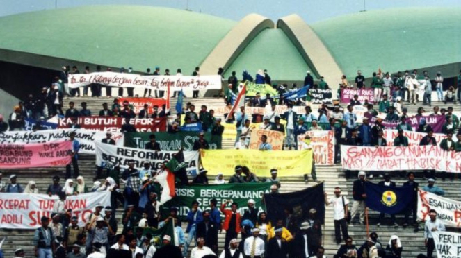 Mahasiswa menduduki gedung MPR/DPR pada 21 Mei 1998. Mereka menuntut Presiden Soeharto untuk mundur dari jabatan Presiden.