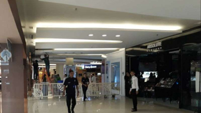 Petugas memperbaiki plafon di lantai LG Mall Central Park, Jakarta Barat