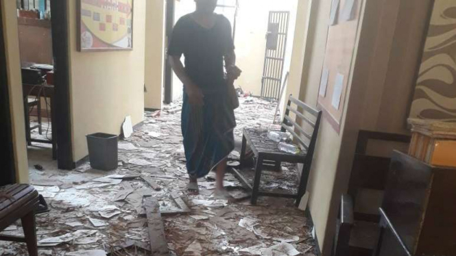 Kantor Polsek Giligenting, Kabupaten Sumenep, Madura hancur terkena bom bondet.