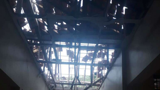 Kantor Polsek Giligenting, Kabupaten Sumenep, Madura hancur terkena bom bondet.