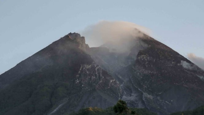 Aktivitas Gunung Merapi di Bukit Klangon, Cangkringan, Sleman, DI Yogyakarta