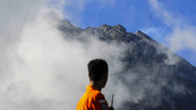 Petugas Basarnas mengamati puncak Gunung Merapi 