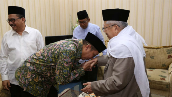 Menteri Agama Lukman Hakim Saifuddin mencium tangan Ketua MUI