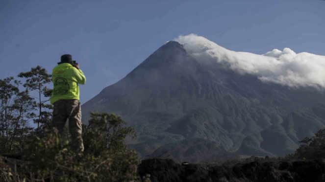 Petugas memantau aktivitas kondisi Gunung Merapi