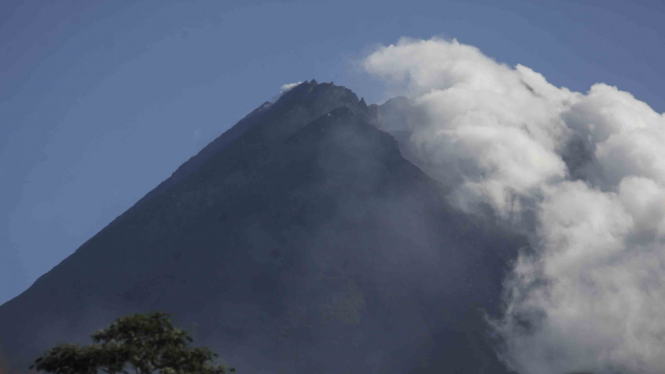 Aktivitas kondisi Gunung Merapi pasca kenaikan status dari normal menjadi waspada.