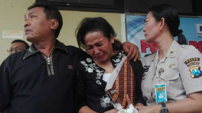 Nyonya Martono (tengah), saat serah terima jenazah sepupunya korban bom bunuh diri di gereja, Aloysius Bayu Rendra Wardana, di RS Bhayangkara Surabaya pada Selasa, 22 Mei 2018.