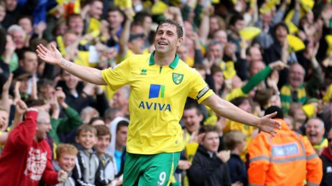 Grant Holt saat membela Norwich City