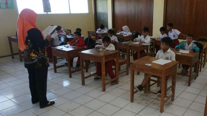 Para siswa SD Negeri Tlogolele 2, salah satu sekolah di kawasan lereng Merapi di Kabupaten Boyolali, Jawa Tengah, mengikuti ujian kenaikan kelas pada Selasa, 22 Mei 2018.